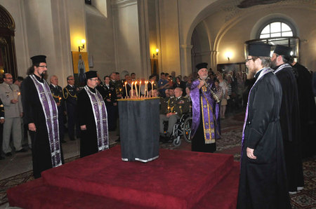 Panychidu celebruje a vede děkan chrámu sv. Cyrila a Metoděje Jaroslav Šuvarský