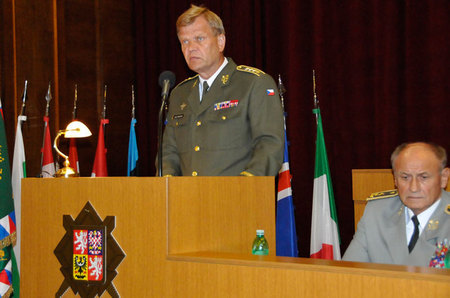 Armádní generál Josef Bečvář připomněl fakt, že hrdinové 2. světové války jsou vzorem a inspirací pro současné příslušníky dnešní profesionální armády