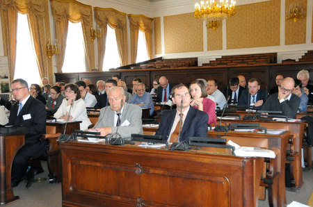 Pohled do sálu Poslanecké sněmovny Parlamentu ČR, kde probíhala panelová diskuze