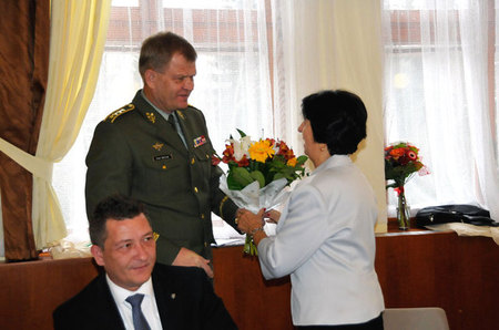 Květinami poděkoval předsedkyni Jitce Šebkové i náčelník GŠ AČR armádní generál Josef Bečvář
