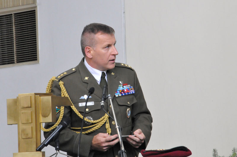 Plukovník Miroslav Hlaváč vzdal čest příteli, který odešel do výsadkového nebe