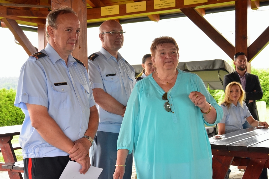 Vyhodnocení soutěže o nejhezčí obrázek vojáka, zleva generálmajor Jan Kaše, plukovník Jiří Kývala, paní ředitelka Jana Česká