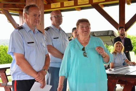 Vyhodnocení soutěže o nejhezčí obrázek vojáka, zleva generálmajor Jan Kaše, plukovník Jiří Kývala, paní ředitelka Jana Česká