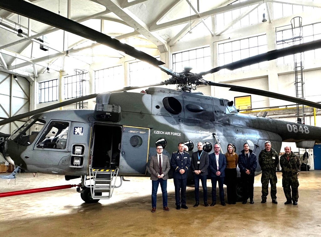 LOM PRAHA předal kbelské základně dva vrtulníky Mi-17