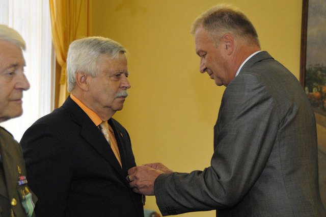 Podplukovník v.v. Václav Weis převzal ocenění od ministra obrany Vlastimila Picka