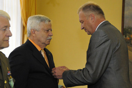 Podplukovník v.v. Václav Weis převzal ocenění od ministra obrany Vlastimila Picka