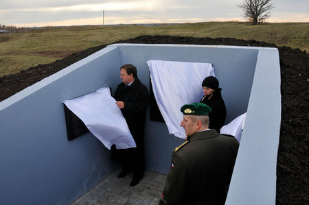 Slavnostní ohalení pamětních desek se jmény padlých čsl. legionářů. Zleva: generál Vladimír Ložek, Lenka Ptáčková Melicharová a Jindřich Sitta