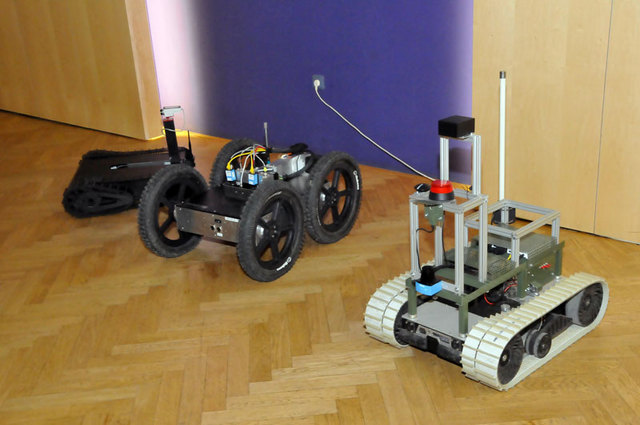 Ukázka robotů, které se proháněly po kongresovém sále Domu armády Praha