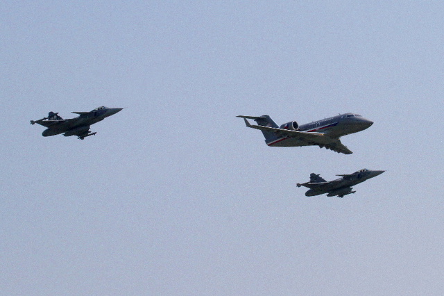 Letové ukázky ale zahájil burácející zvuk armádních stíhaček JAS-39 Gripen z čáslavské základny.