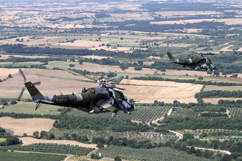 01 Dvojice vrtulníků Mi-24V