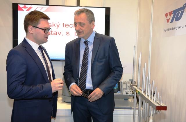 Ministr obrany Martin Stropnický s ředitelem VTÚ Jiřím Protivou