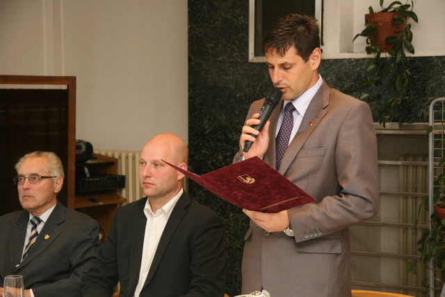 Náměstek MO Michael Hrbata při projevu