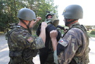 Oblékání příslušníka EOD týmu do obleku EOD-8
