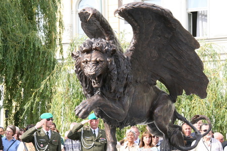 Britská komunita darovala čs. letcům v RAF sochu okřídleného lva