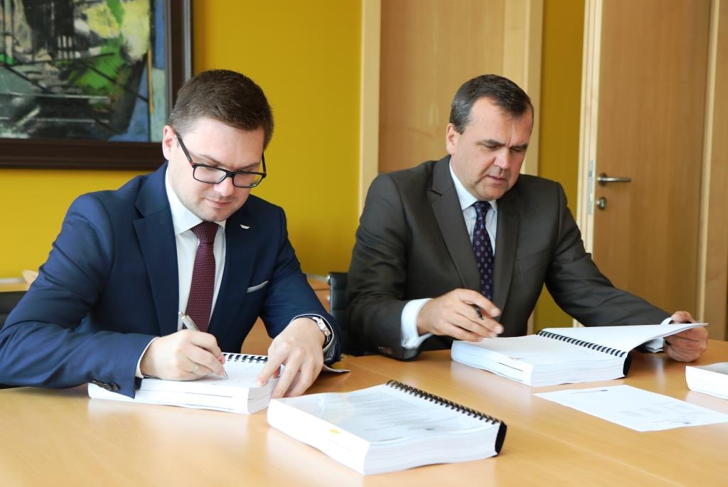 Generální ředitel ŘLP ČR Jan Klas a ředitel státního podniku VTÚ Jiří Protiva při podpisu smlouvy