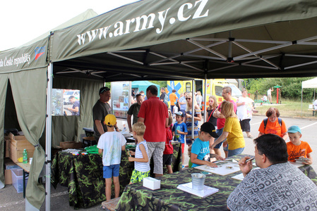 Den pro život v Újezdu nad Lesy zájemcům prezentoval POKOS i vojenskou techniku