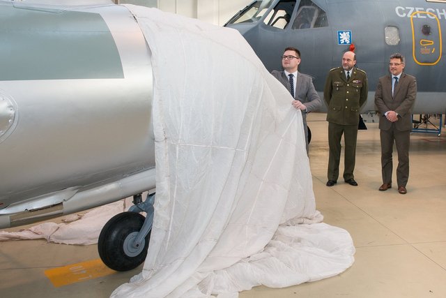  Symbolické odhalení letounu MiG-15 provedl ředitel VTÚ Jiří Protiva