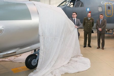  Symbolické odhalení letounu MiG-15 provedl ředitel VTÚ Jiří Protiva