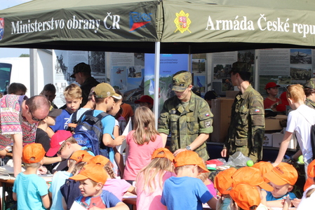 Branně bezpečnostního dne se v Novém Městě nad Metují zúčastnily stovky školáků
