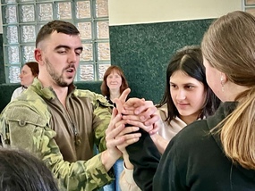  Vojáci dětem předváděli prvky sebeobrany
