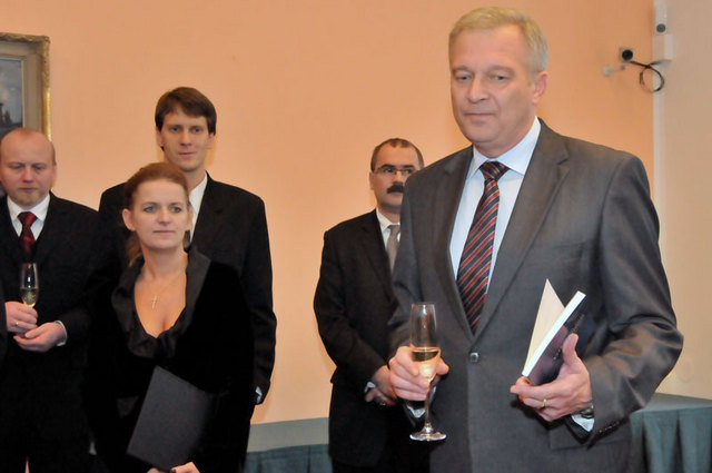 na závěr setkání pokřtil ministr obrany spolu s účastníky slavnostního předání publikaci Pavla Žáčka s kolektivem, která je věnována bojovníkům proti komunistické totalitě