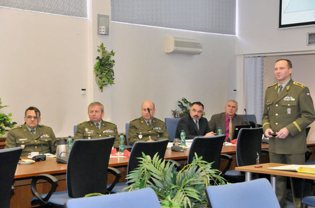 Rektor univerzity brig. generál Bohuslav Přikryl musel odpovídat na dotazy ministra Vlastimila Picka, které se týkaly komplexní strategie vzdělávání na této škole 