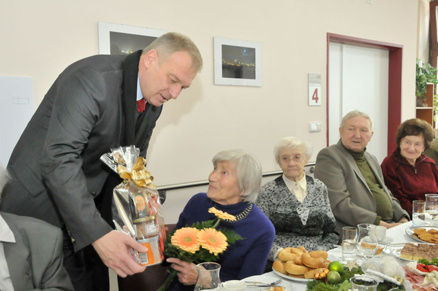 Kromě květin, které dostávaly ženy, obdržel každý z klientů domova z rukou ministra obrany dárkový balíček