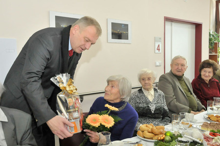 Kromě květin, které dostávaly ženy, obdržel každý z klientů domova z rukou ministra obrany dárkový balíček