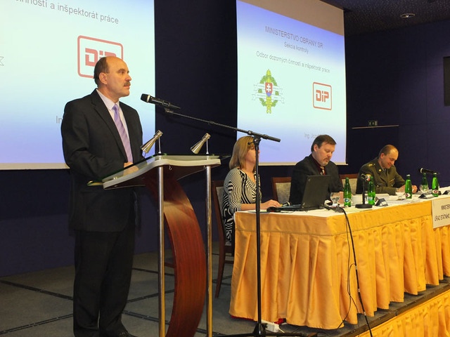 Z odborného shromáždění pracovníkú Úřadu státního odborného dozoru MO 2 -  Jozef Lacuška – ředitel odboru dozorných činností a inšpektorátu práce sekce kontroly MO SR