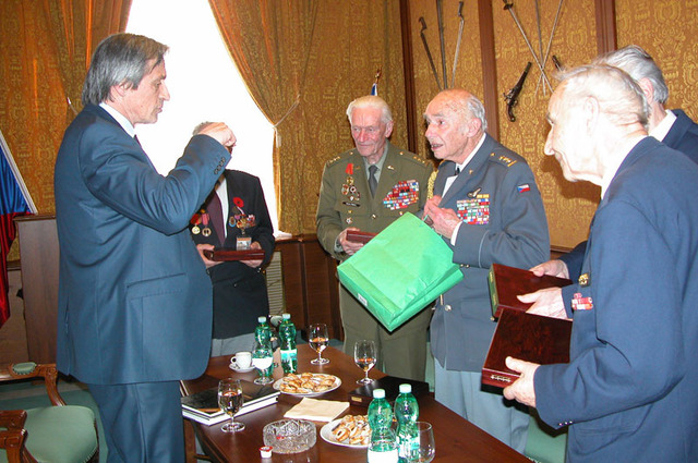 V upomínku na přijetí na českém ministerstvu obrany předal ministr Stropnický svým hostům pamětní plakety