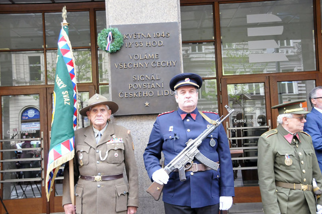Čestná stráž před budovou Českého rozhlasu na Vinohradské třídě v Praze