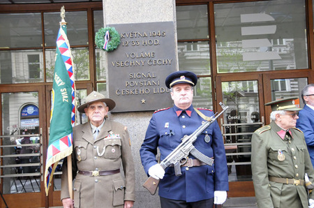 Čestná stráž před budovou Českého rozhlasu na Vinohradské třídě v Praze