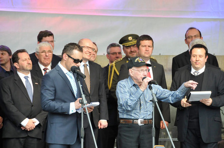 Mohutného potlesku se za projev dostalo zástupci veteránů 3. armády generála G.S. Pattona George Thompsnovi