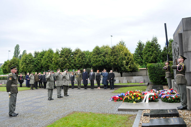 Čest padlým vojákům vzdali také veteráni
