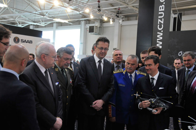 Slovenští představitelé  a významní hosté si se zájmem prohlédli i expozici italsko-britské společností Agusta Westland, která vyrábí vrtulníky