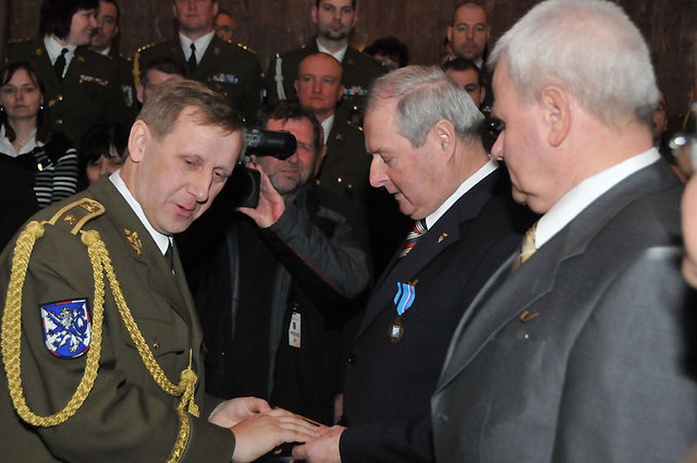 Mezi oceněnými byl také první velitel novodobé Vojenské policie generál Jiří Šrámek