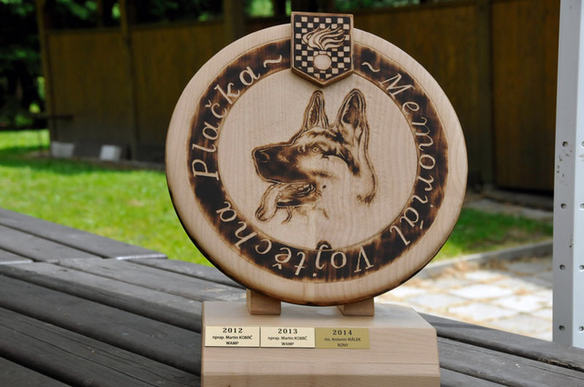 Putovní pohár, který letos neobhájil nadpraporčík Martin Kobrč a naopak získal na rok rotný Antonín Málek za výkon svého svěřence Ronyho