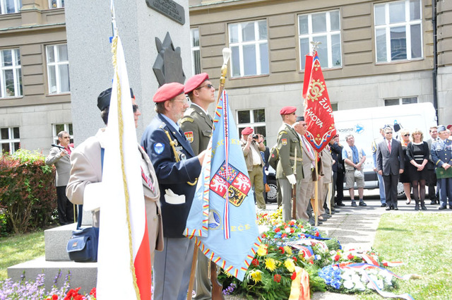Z pietní vzpomínky v Technické ulici na Praze 6 u památníku parašutistů československé zahraniční armády a jejich spolupracovníků z domácího odboje padlým v letech 2. sv. války