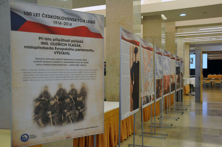 Po skončení hlavní části pietní vzpomínky, si účastníci prohlédli výstavu s názvem 100 let legií