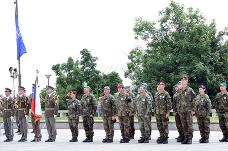 Část vojáků 8. úkolového uskupení, kteří převzali ocenění za splnění nelehké afghánské mise