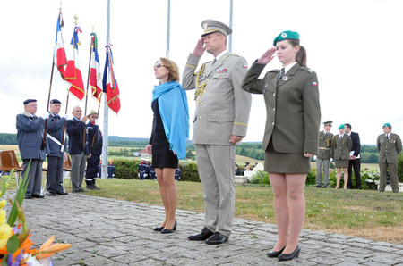 Velvyslankyně České republiky ve Francii Marie Chatardová a přidělenec obrany ČR ve Francii generálmajor Bečvář spolu se žákyní z Moravské Třebové Naďou Vojáčkovou vzdávají čest u Památníku československých legionářů ve francouzském Darney