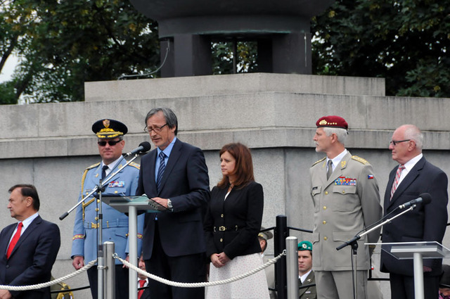 Projev ministra obrany Martina Stropnického k nastoupeným jednotkám AČR a Hradní stráže