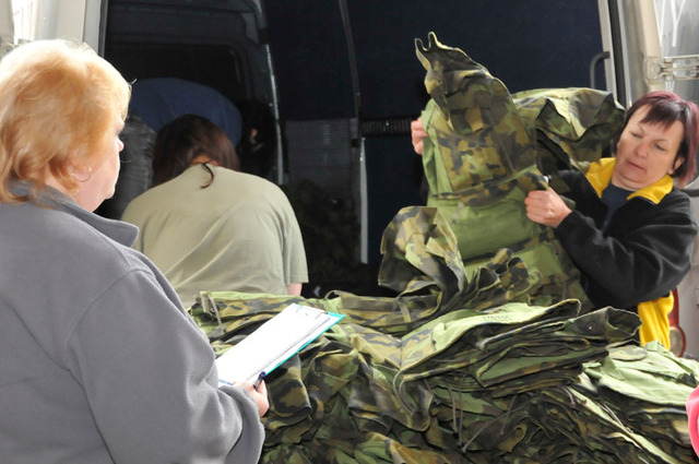 V úterý 26. srpna prošlo rukama zaměstnankyň centra na 777 kusů blůz a 3600 kalhot stejnokroje 95