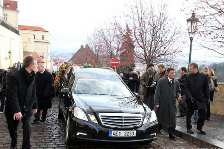 Smuteční průvod směřuje na Pohořelec