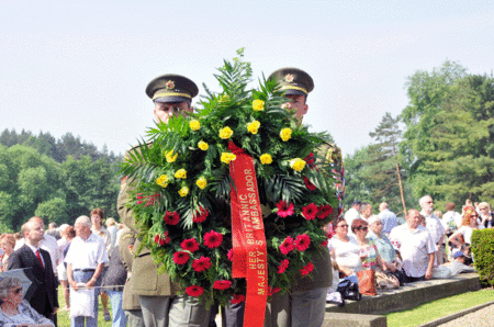 Jeden z mnoha věnců zastupitelských úřadů v Praze - tento patří ambasádě Velké Británie