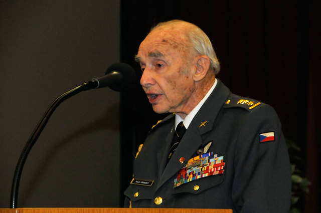 Určitě velmi zajímavý pohled na boje u Dukly představil ve svých vzpomínkách veterán 2. světové války plukovník Pavel Vranský, který v té době působil na západní frontě