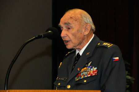 Určitě velmi zajímavý pohled na boje u Dukly představil ve svých vzpomínkách veterán 2. světové války plukovník Pavel Vranský, který v té době působil na západní frontě