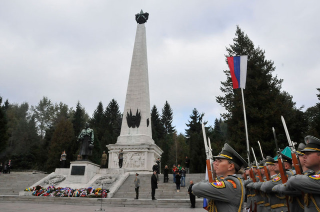 V okolí Památníku vojákům Rudé armády je pochováno na devět tisíc padlých