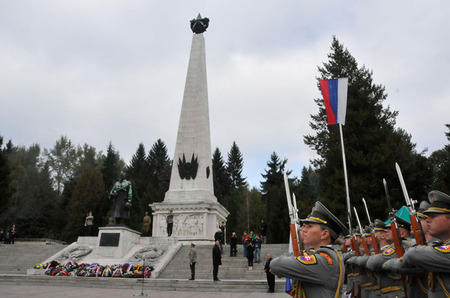 V okolí Památníku vojákům Rudé armády je pochováno na devět tisíc padlých