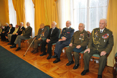 Účastníci předvánočního setkání na Ministerstvu obrany ČR